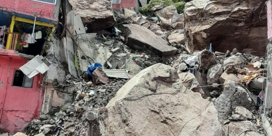Grandes pedazos de roca cayeron sobre tres casas ubicadas en Tlalnepantla, Estado de México,