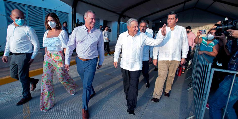 El gobernador Quirino Ordaz (centro) acompaña al Presidente, ayer.