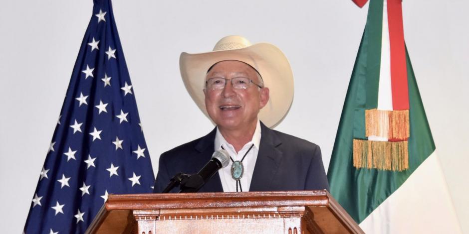 Ken Salazar llega a México; prevé impulso a agenda migratoria y de seguridad