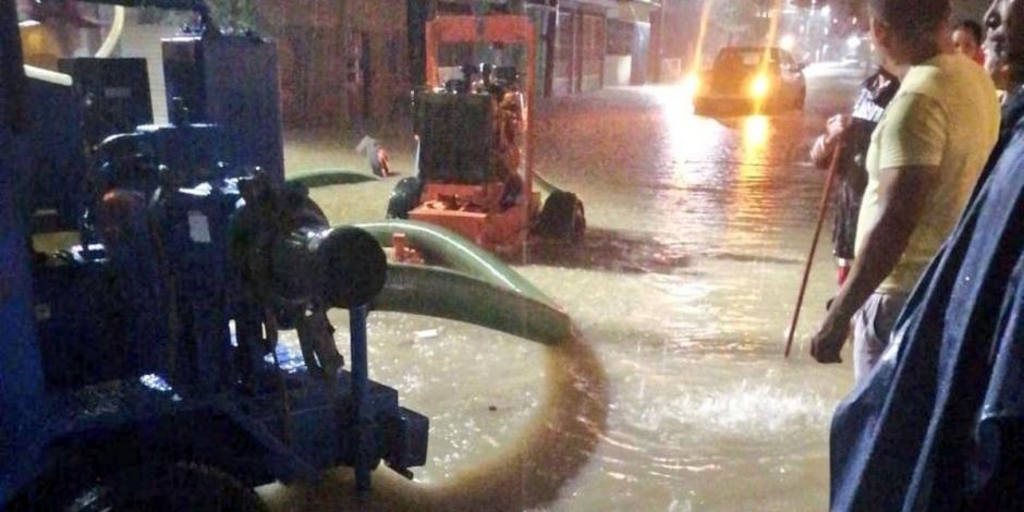 Las fuertes precipitaciones generadas por la onda tropical número 29 ocasionaron afectaciones en algunas zonas de Tabasco.