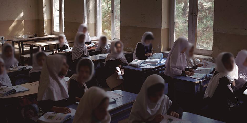 Alumnas toman clase en una escuela en la ciudad de Kabul, ayer.