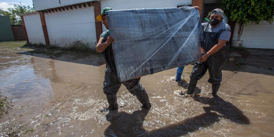 Afectados por inundaciones en Tula, Hidalgo, sacan muebles de sus casas tras el desbordamiento del Río Tula