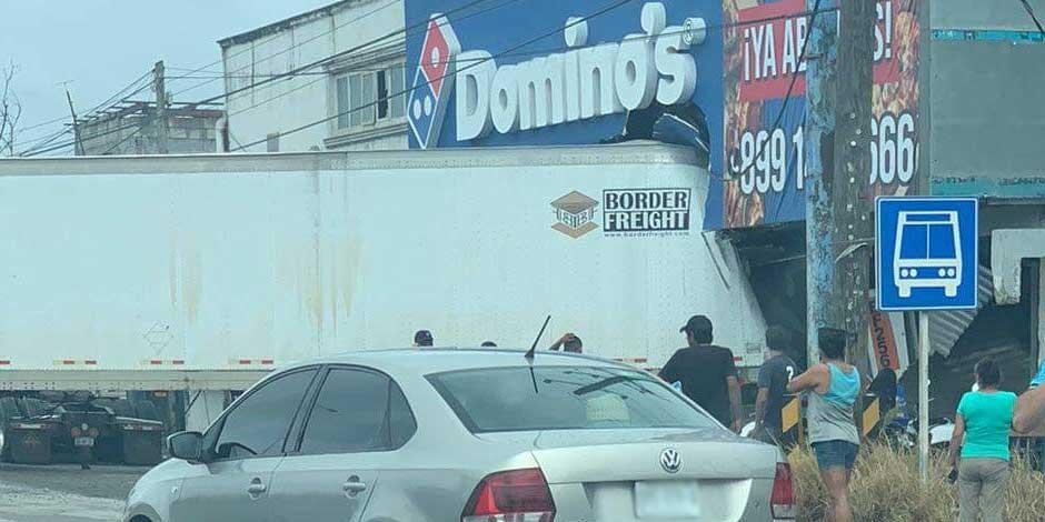 Literalmente “hasta la cocina” de una pizzería se metió un tráiler que quedó sin control en Reynosa, Tamaulipas