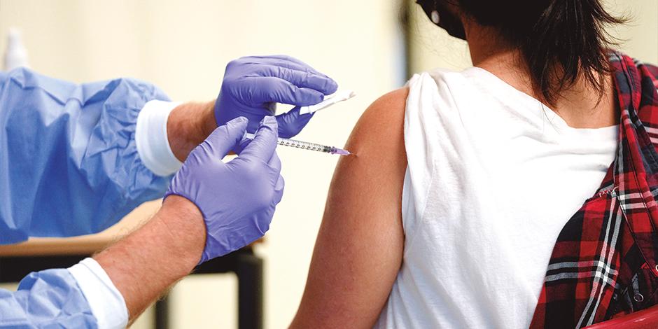 Autoridades refuerzan plan de inmunización con más vacunas, ayer.