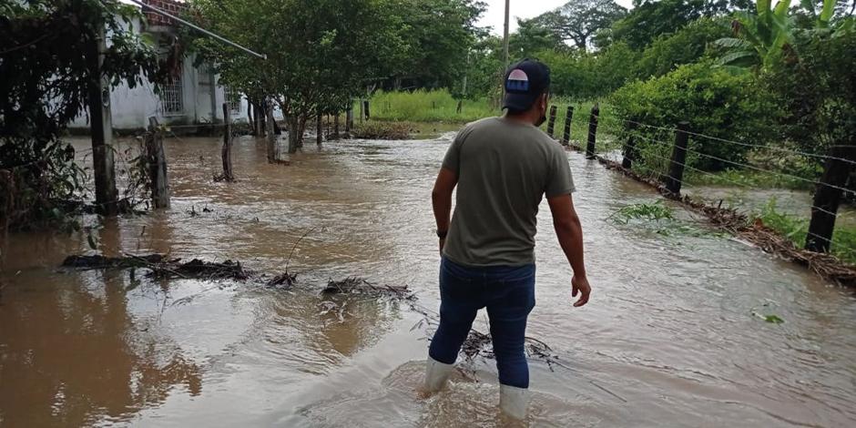 Inundación y acumulación de lodo por las lluvias, ayer en El Zapotal.