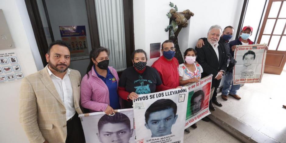 Durante el encuentro se dio a conocer una escultura que da nombre al salón Ayotzinapa ubicado en el edificio de Cobián de la Secretaría de Gobernación (Segob)