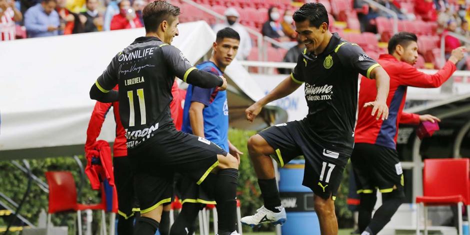 Isaac Brizuela y Jesús Sánchez festejan uno de los goles con los que Chivas venció al Necaxa en la Fecha 7 de la Liga MX el pasado 28 de agosto.