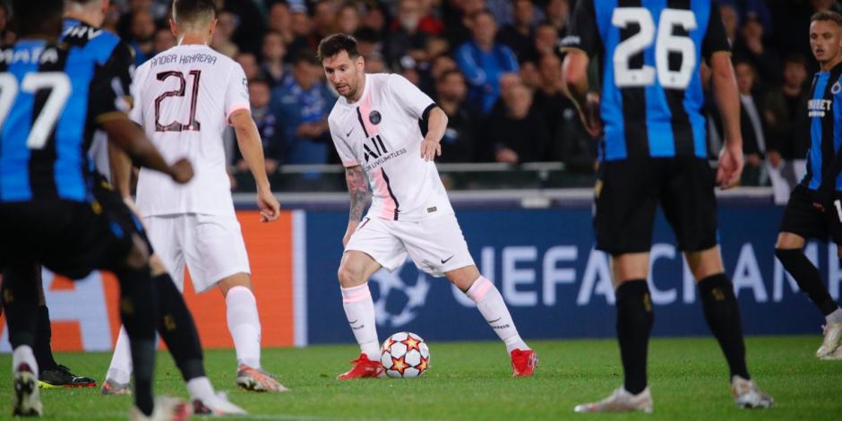 Lionel Messi conduce el balón durante el choque entre Brujas y PSG en Bélgica.