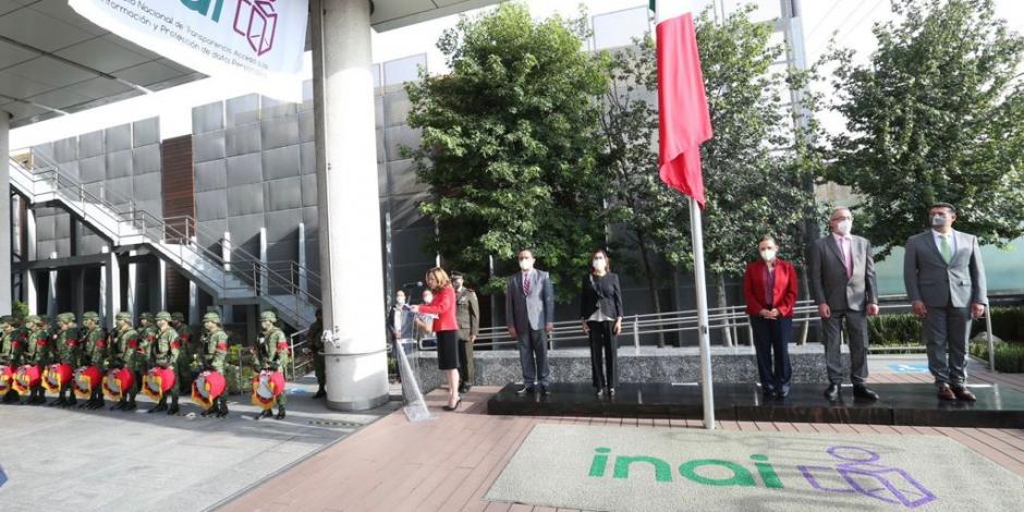 Con motivo del 211 aniversario del inicio de la Independencia de México, el INAI realizó una ceremonia de izamiento de la bandera.
