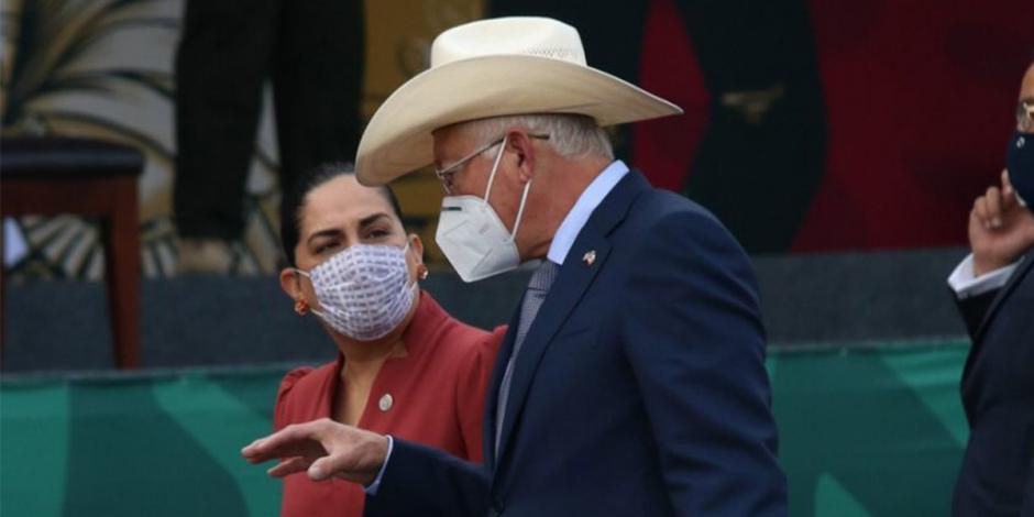 El embajador de Estados Unidos en México, Ken Salazar, estuvo presente en el palco de invitados durante el Desfile Militar para conmemorar los 211 años del comienzo de la Independencia de México.