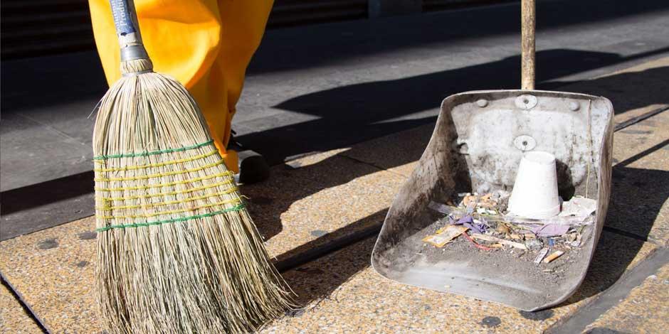 En la imagen de archivo, un elemento de limpieza de la Ciudad de México, con su escoba de raíz y su recogedor de medio bote.
