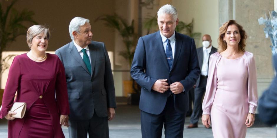 De izq. a der.: Lis Cuesta (esposa del mandatario cubano), el Presidente López Obrador, Miguel Díaz-Canel y Beatriz Gutiérrez, ayer, a su salida de Palacio Nacional.
