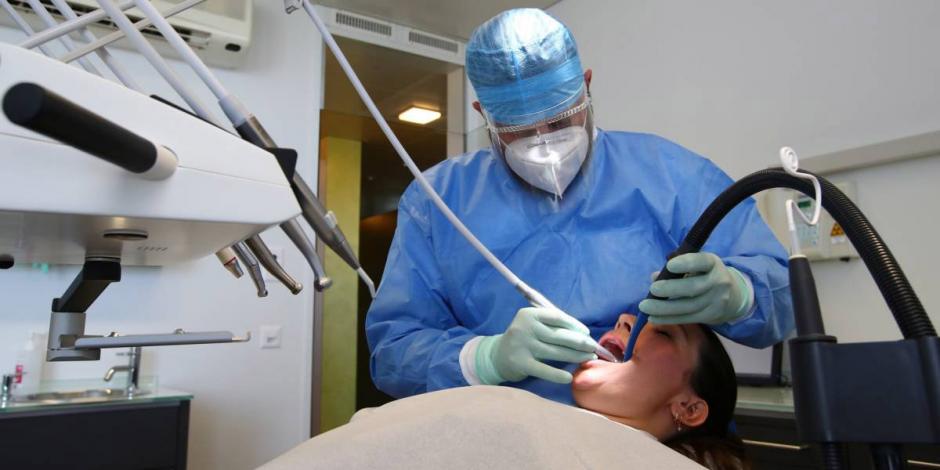 El dentista se encarga de la salud bucal en general, no sólo la de los dientes. Es decir, vigila la salud de todas las cavidades orales.