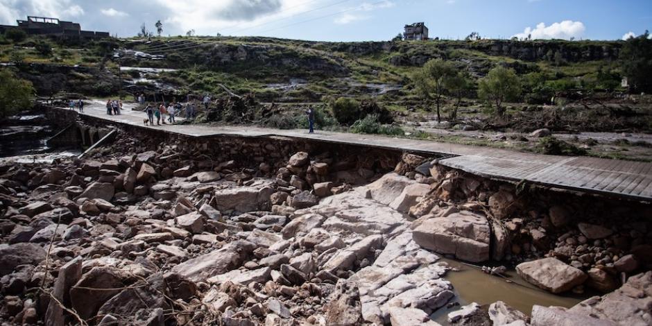 Vecinos de Genaro Codina, en Zacatecas, observan, ayer, un camino afectado por el desbordamiento del jueves.