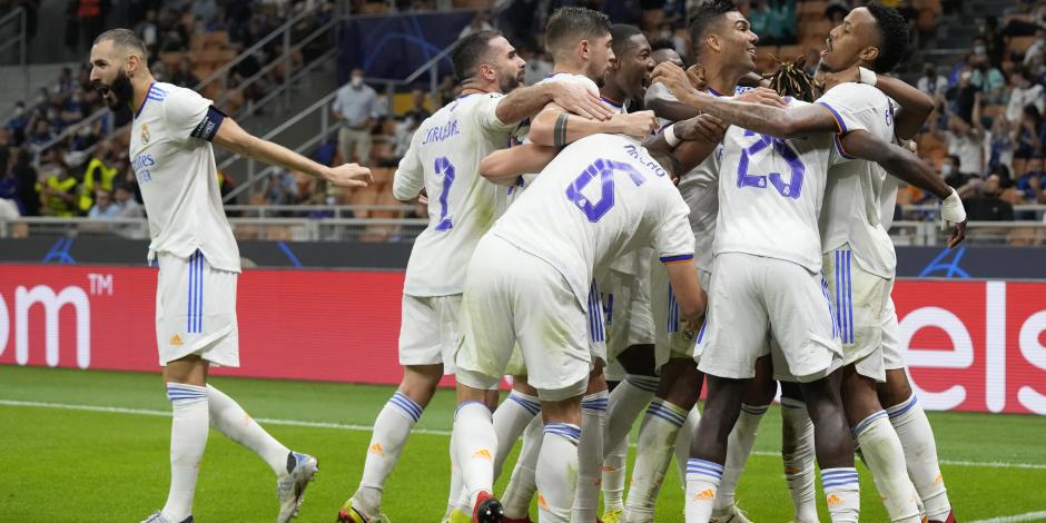 Jugadores del Real Madrid celebran una anotación en la Champions League