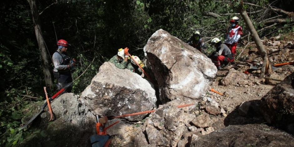 Elementos de cuerpos de emergencia acudieron a la zona del derrumbe en carretera de Colima para realizar labores de búsqueda y rescate.