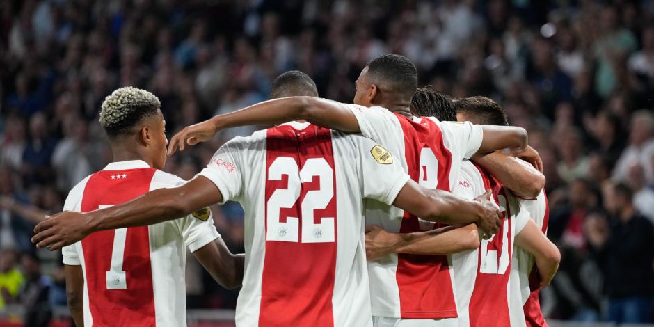 Jugadores del Ajax celebran una de sus anotaciones en la Eredivisie