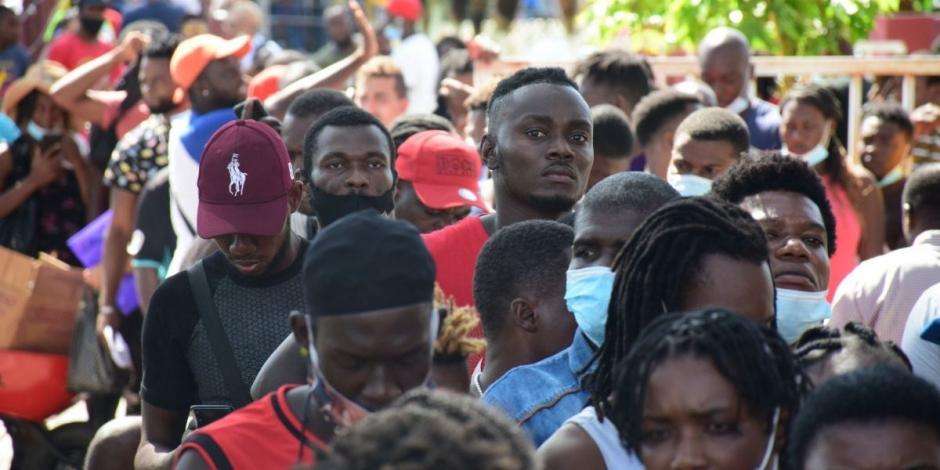 Filas de migrantes Haitianos en espera de un permiso para poder llegar a la Ciudad de México.