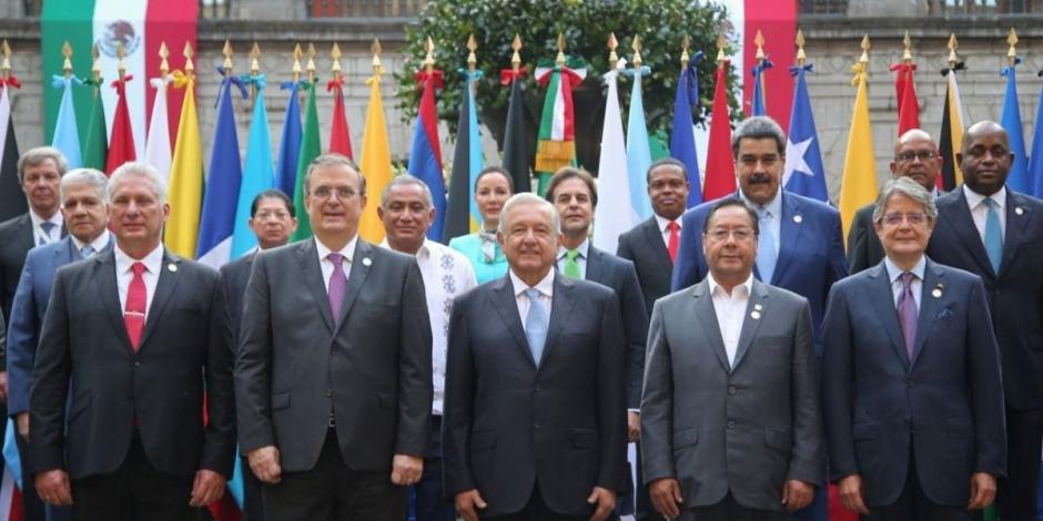 El presidente de México, Andrés Manuel López Obrador, posa para una foto con líderes y primeros ministros durante la cumbre de la Comunidad de Estados Latinoamericanos y Caribeños (CELAC).