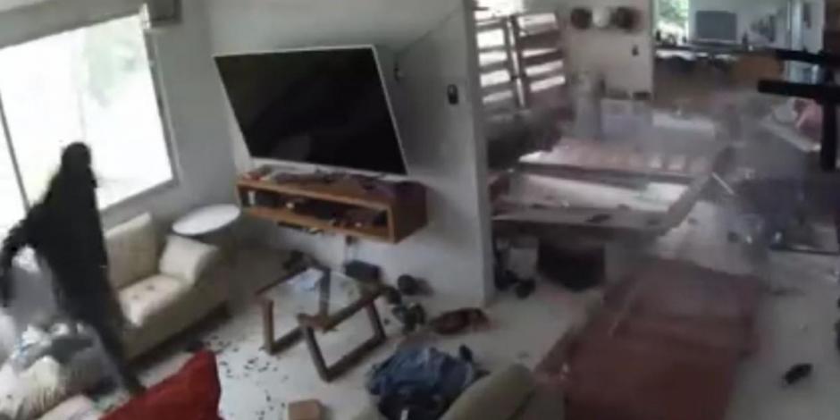 En redes sociales se difundió el video en donde se muestra el asalto y la manera violenta en la que los ladrones irrumpen en la casa.