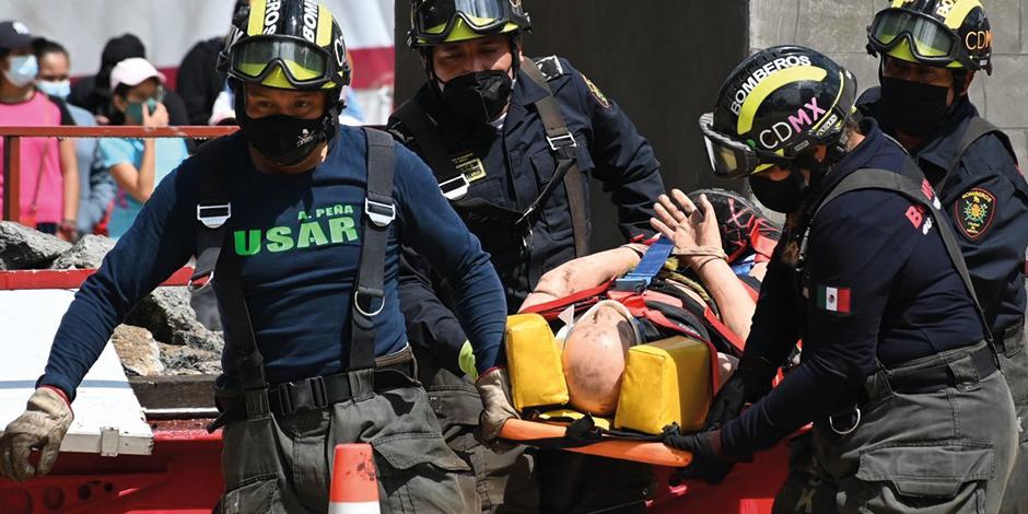 Elementos de Protección Civil realizaron ejercicios de rescate en la Ciudad de México, ayer.
