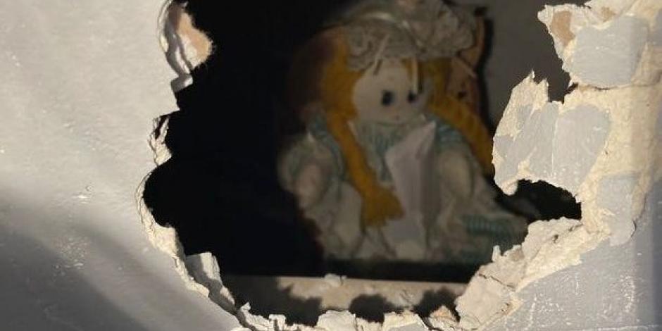 Una muñeca con una nota estaba detrás de la pared de su nueva casa