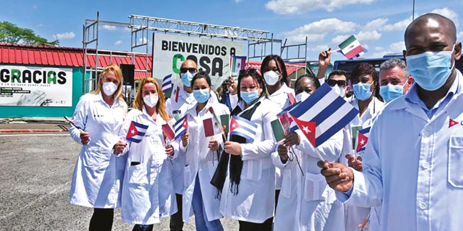 Uno de los grupos de médicos, en su regreso a Cuba en marzo pasado.