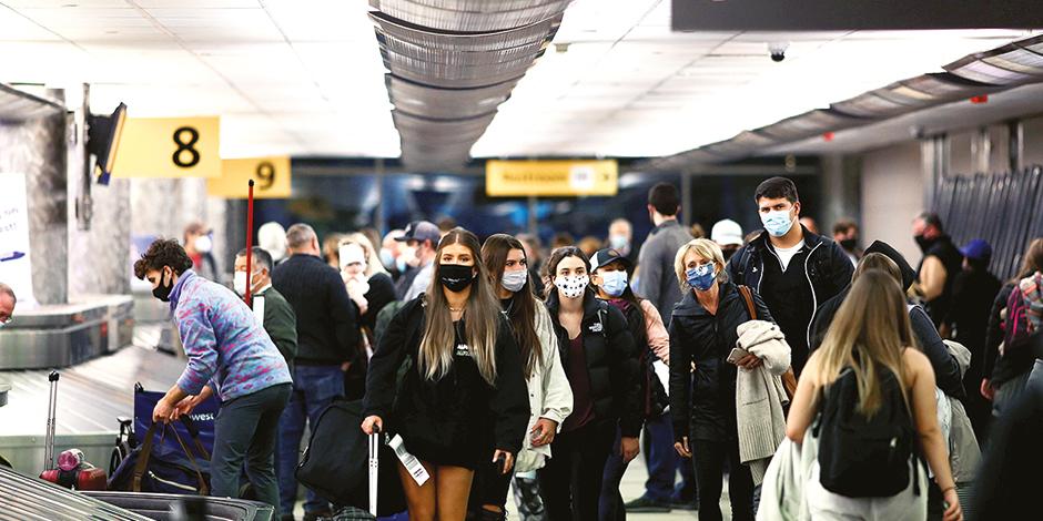Viajeros portan mascarillas en el aeropuerto de Denver, el mes pasado.