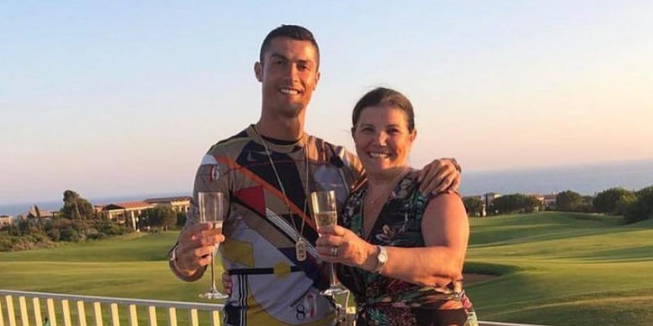 Cristiano Ronaldo y su madre tienen mucho acercamiento.