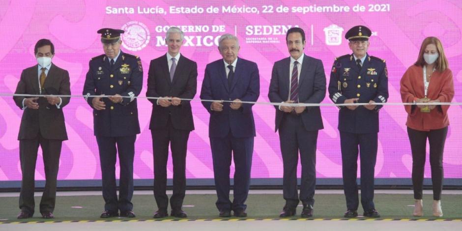 El gobernador Alfredo Del Mazo Maza acompañó a AMLO en la inauguración de la Feria Aeroespacial México 2021.