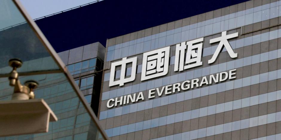 Evergrande busca vender una participación de nueve mil 990 millones de yuanes, con la finalidad de evitar el impago de sus deudas.