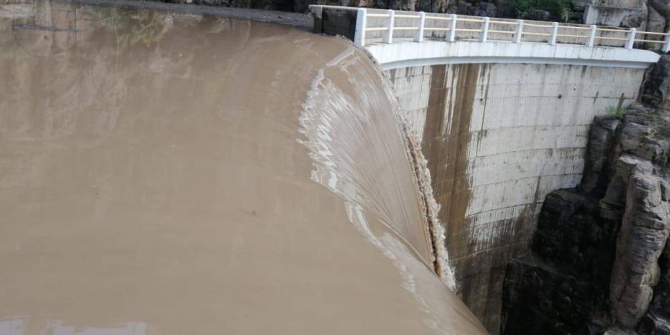 La presa San Blas se desbordó, ayer, en la comunidad de Pabellón de Hidalgo, Ags.