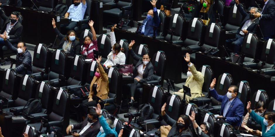 Sesión en la Cámara de Diputados sin que legisladores tengan mamparas en sus curules.