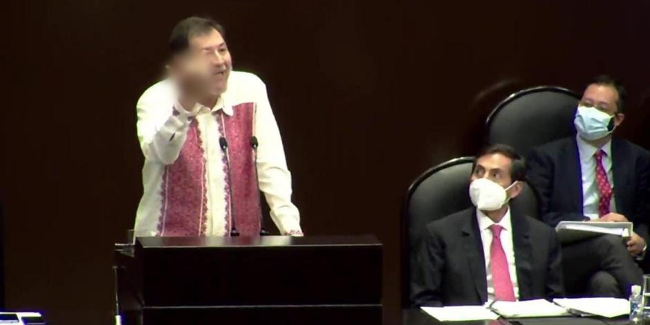 Gerardo Fernández Noroña haciendo una señal obscena en la Cámara de Diputados.