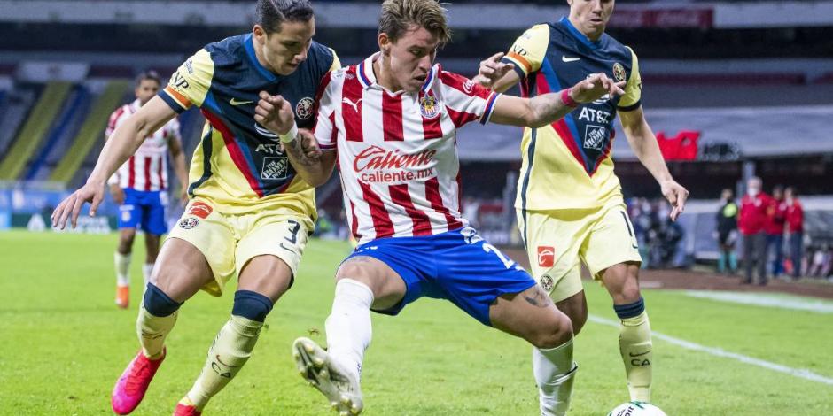 Calderón protege el balón de Sánchez y Córdova.