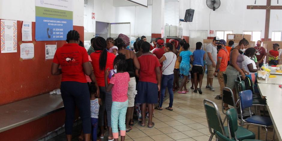 Haitianos hacen fila para obtener comida en el refugio Casa INDI, en Monterrey, NL, ayer.