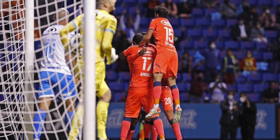 Jugadores de Cruz Azul festejan su gol contra el Puebla en el Estadio Cuauhtémoc.