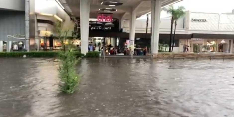Inundación a la altura de la Plaza del Sol, en la Zona Metropolitana de Guadalajara