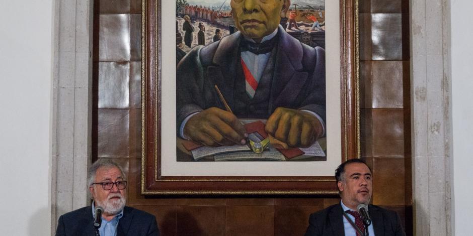 El subsecretario de Gobernación, Alejandro Encinas, y el fiscal especial para el caso Ayotzinapa, Omar Trejo, ayer.