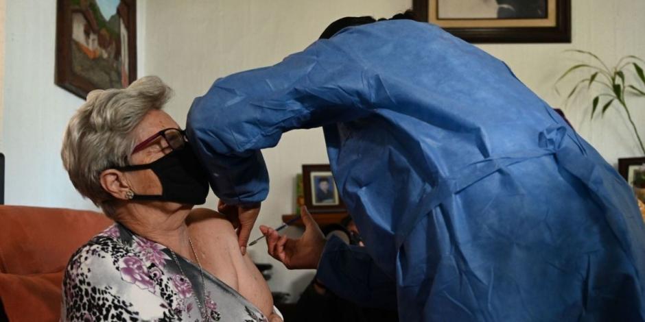 Una mujer es vacunada contra COVID-19 en su domicilio.