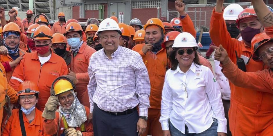 El Presidente Andrés Manuel López Obrador, la secretaria de Energía, Rocío Nahle y trabajadores de Pemex.