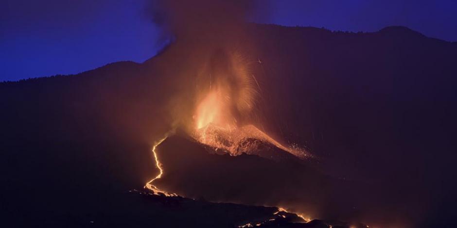 Lava fluyendo del volcán en la isla La Palma de España.