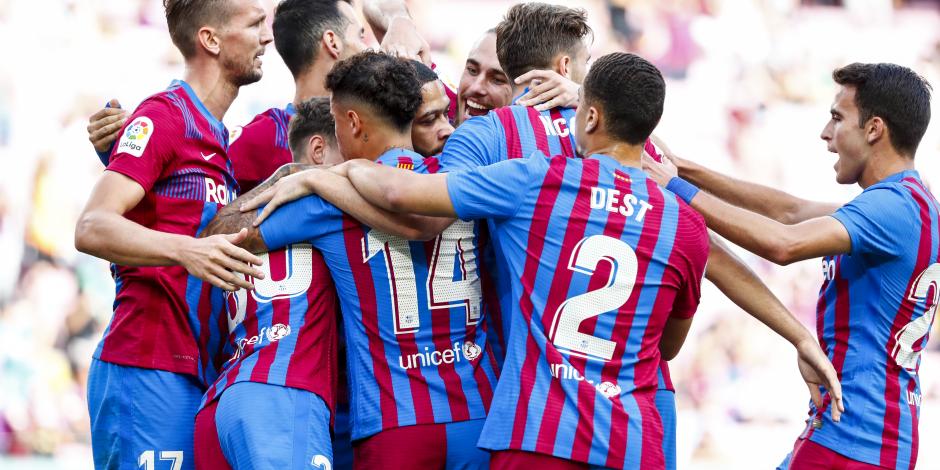 Jugadores del Barcelona celebran una anotación ante el Levante en LaLiga de España
