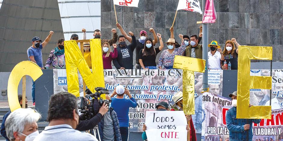 Desde hace casi dos meses, los maestros de Michoacán han mantenido bloqueadas las vías del tren en Uruapan y Morelia, tras acusar que el gobierno estatal no les ha pagado las últimas tres quincenas a más 30 mil de ellos.