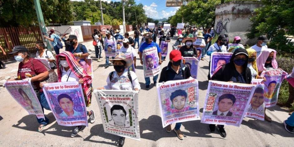 Padres y familiares de los 43 normalistas desaparecidos hace 7 años, marcharon en Iguala para exigirle al gobierno federal que cumpla su promesa de dar con el paradero de los jóvenes.