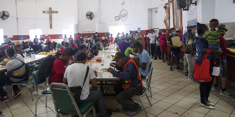Haitianos que llegaron a Monterrey son atendidos en albergues y comedores, ayer.