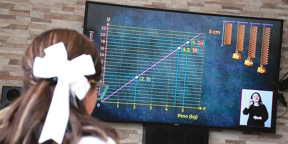 Una estudiante toma clases de manera virtual con la estrategia Aprende en Casa, en agosto del 2020