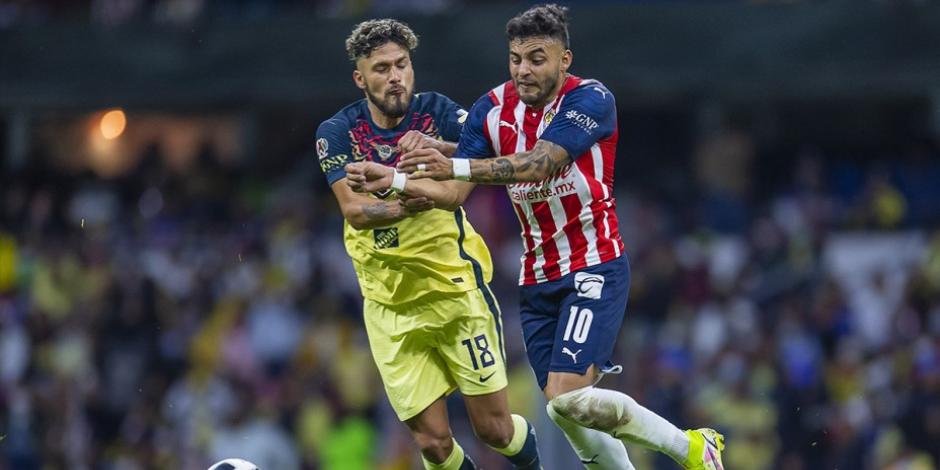Bruno Valdez (América) y Alexis Vega (Chivas) disputan el balón en el clásico nacional de la Liga MX el pasado 25 de septiembre.