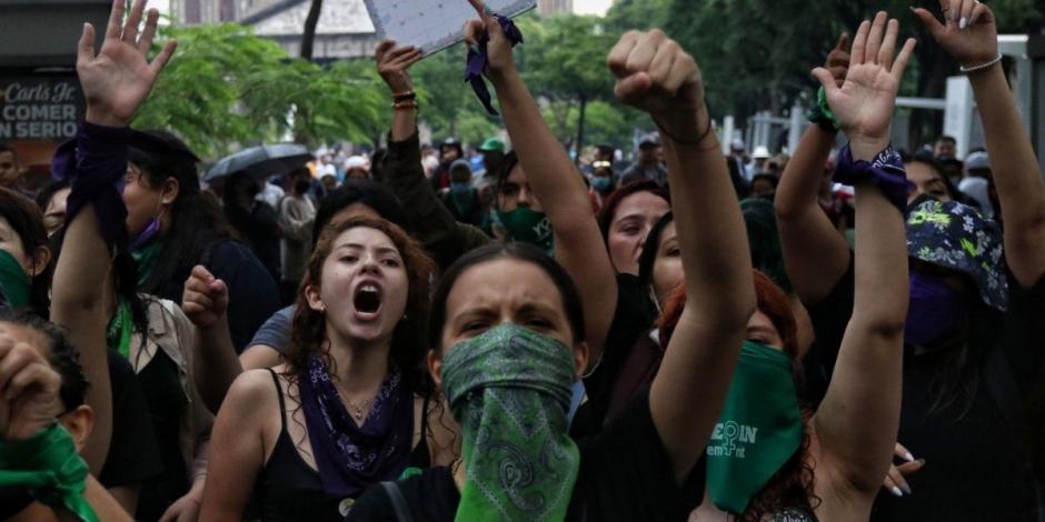 Colectivas feministas se congregaron en el momuneto a la madre para exigir que se despenalice el aborto en Jalisco, esto como parte de la jornada del 28s, día global por la despenalización del aborto.