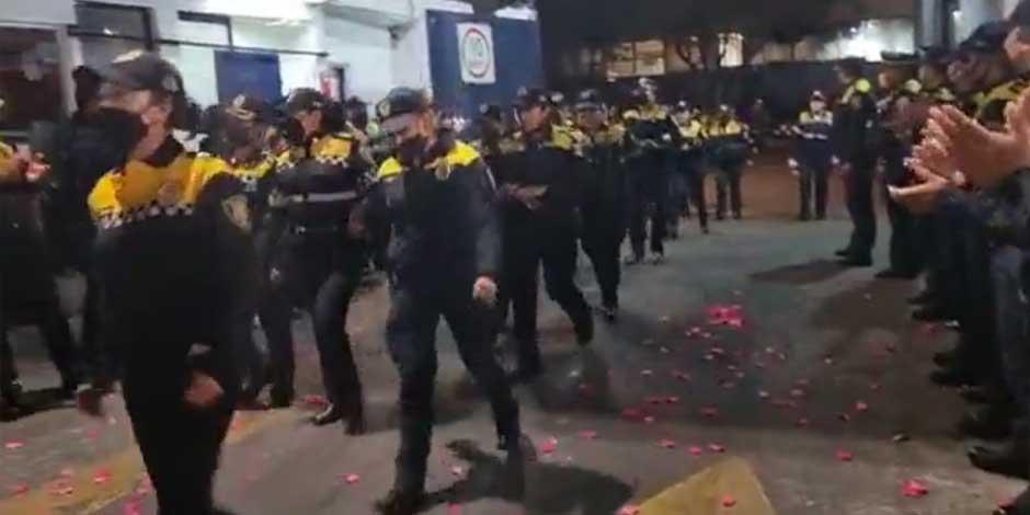 Mujeres policías que resguardaron la marcha del 28S en la Ciudad de México reciben el reconocimiento de sus compañeros